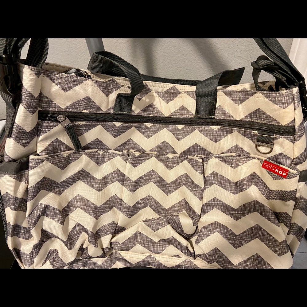 Sold!!!! Skip hop extra large messenger diaper - Picture 2 of 4